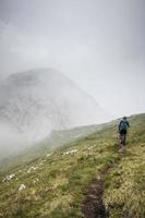 en la niebla en maglic, parque nacional de stujeska, bosnia y herzegovina foto