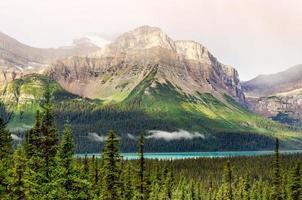 vista panorámica de la montaña cerca de icefields parkway, montañas rocosas canadienses foto
