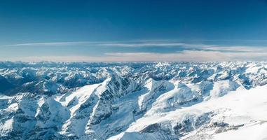 Picos nevados en el frío Tirol de Austria en invierno foto