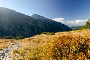 hermosa vista panorámica de otoño del paisaje de montaña. tatras, eslovaquia, europa. foto