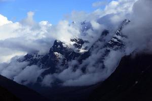 Montaña cubierta de nieve en la niebla- Cordillera del Himalaya, Sikkim, India foto