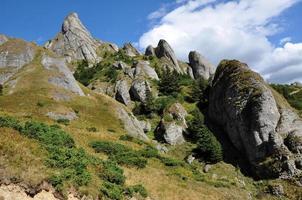 hermosa vista de la montaña, rocas sedimentarias en los Cárpatos