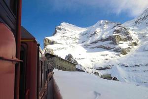 tren a jungfraujoch a través del nevado invierno de los alpes suizos foto