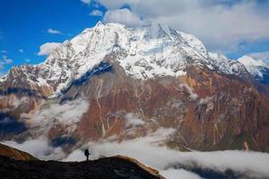 senderismo en las montañas del himalaya
