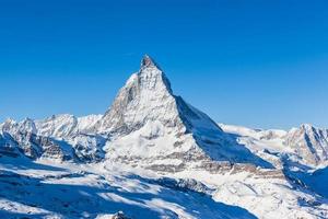 Vista de Matterhorn en un día claro y soleado foto