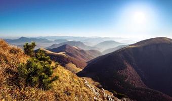 Vista panorámica de las colinas de las montañas brumosas en otoño, Eslovaquia foto