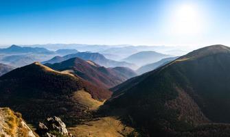 vista panorámica del paisaje de hermosas colinas y montañas otoñales