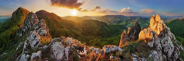 Panorama del paisaje de montaña al atardecer, Eslovaquia, Vrsatec