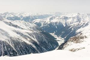 valle alpino rodeado de montañas foto