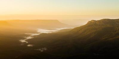 Amanecer desde un punto sublime en las montañas azules de Australia foto
