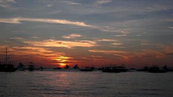 tramonto arancione sull'isola di boracay video