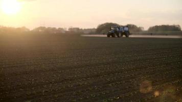 trator pulverizador fertilizar no campo com produtos químicos no campo da agricultura. video