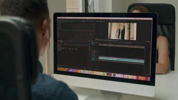 giovane uomo utilizzando software creativo sul computer desktop video