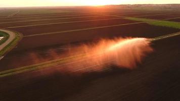 Luftaufnahme: Bewässerungssystem, das ein landwirtschaftliches Feld bewässert video