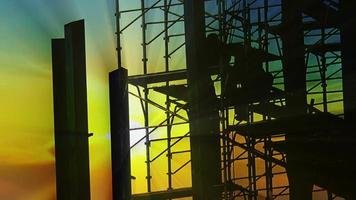 Video de stock de lapso de tiempo de puesta de sol de trabajadores de obra. edificio de rascacielos en construcción. panorámica de vídeo de archivo