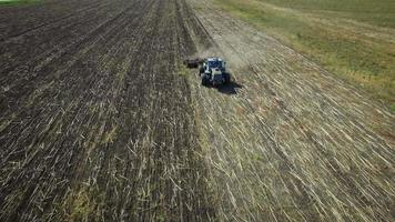antenne: tractor die de grond ploegt