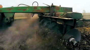 ländlicher Traktor, der landwirtschaftliches Feld in Russland pflügt