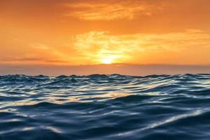 amanecer y olas brillantes en el océano foto
