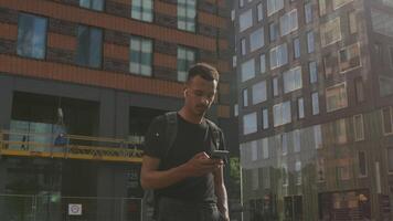 slow motion van jonge man texting op smartphone video