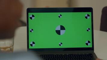 monitor de computadora con pantalla verde e iconos video