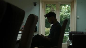 jonge man zittend aan tafel werken vanuit huis video