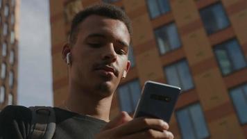 Zeitlupe des jungen Mannes SMS auf Smartphone video