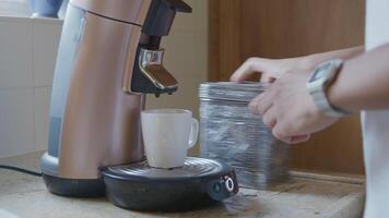 primo piano dell'uomo che fa il caffè video