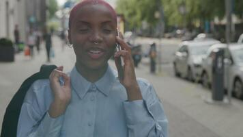 cámara lenta de mujer joven en smartphone video