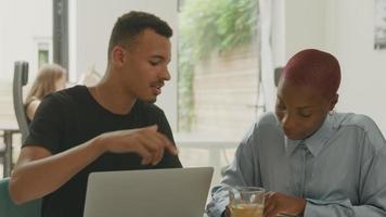 ung man och kvinna som använder bärbara datorn i regeringsställning video