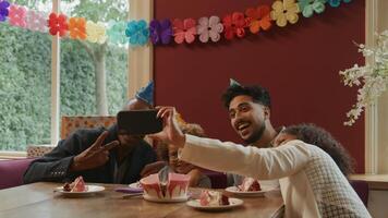 familie selfie te nemen op de telefoon op het verjaardagsfeestje van de jongen video