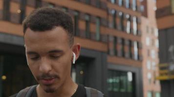 ultrarapid av ung man som använder trådlösa öronskydd