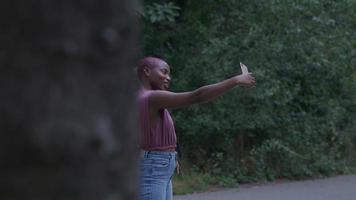 jonge vrouw die selfie in park video