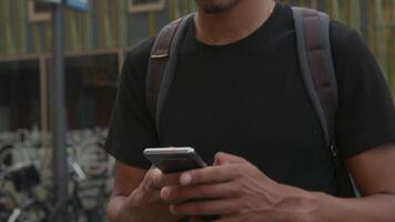 slow motion van jonge man texting op smartphone video