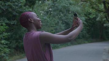 jonge vrouw die selfie op smartphone neemt video
