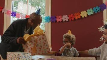 grootvader geeft jongen zacht stuk speelgoed als verjaardagscadeau video