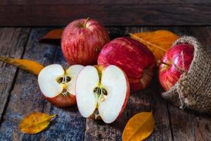 Manzanas rojas sobre una mesa de madera antigua