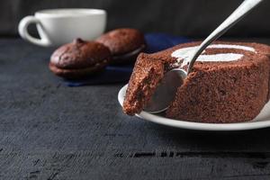 delicioso pastel de chocolate y galletas foto