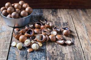 nueces de macadamia con cáscara foto