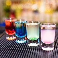 coloridos cócteles de alcohol foto