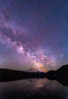 vía láctea sobre un lago foto