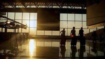 siluetas de viajeros en el aeropuerto. video