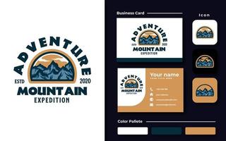 plantilla de diseño de logotipo de emblema de aventura de montaña