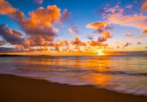 hermosa puesta de sol tropical en la playa