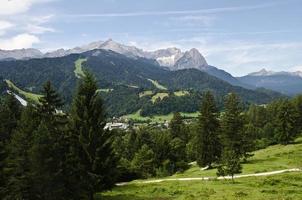 Blick zur Zugspitze und Alpspitze photo