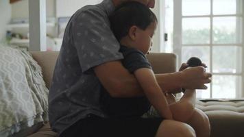 slow motion van vader helpt zoon zijn schoenen aan te trekken video