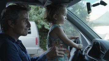 slow motion van meisje op vaders schoot in auto video