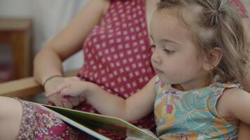 cámara lenta de niña leyendo un libro video