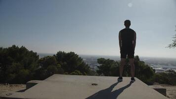 man in sportkleding staande op platform buitenshuis video