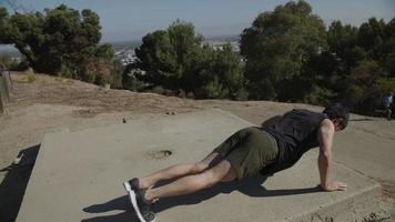 slow motion van medio volwassen man doet push ups video