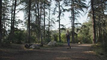 slow motion van jonge vrouw die in bos loopt